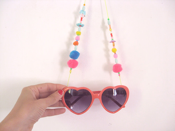 DIY Lolita's Eyeglass String Necklace
