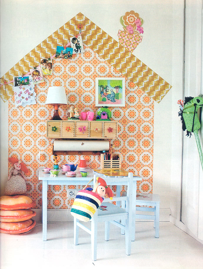 Retro orange wallpaper can be super fun in a child’s room (via MikoDesign)