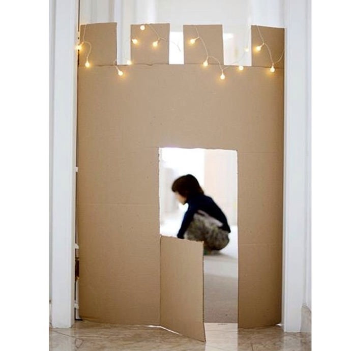 DIY Cardboard Castle - just stick up a piece of cardboard in your hall! (via Estefi Machado)