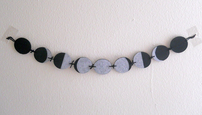 DIY Phase of the Moon Banner, tutorial via Running with A Glue Gun