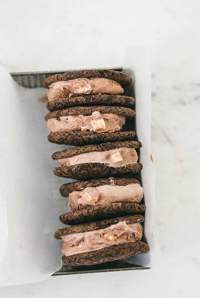 Check out all SEVEN ice cream sandwich recipes on Handmade Charlotte’s blog! Made with her yummy homemade cookies and @bluebellicecream. So good, you’ll want to lick your screen! #recipe #icecream #cookies #icecreamsandwich #homemade #bluebellicecream